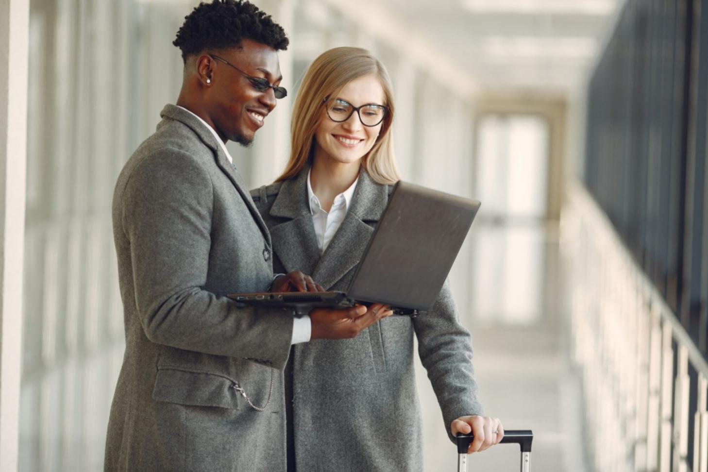 Arbeitsplatz mit Finanzanalyse-Software auf modernem Monitor