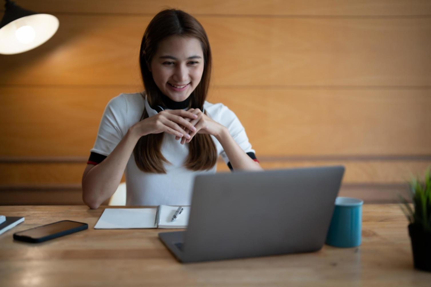 Arbeitsplatz mit Finanzanalyse-Software auf modernem Monitor