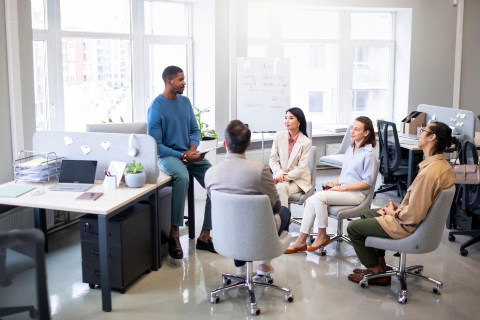 Moderne Finanzanalyse-Software auf mehreren Bildschirmen